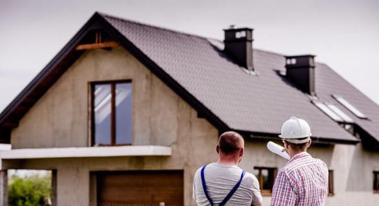 Analyse d'une toiture par un artisan couvreur et un architecte