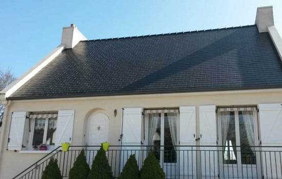 Ardoises synthétiques sur le toit d'une maison