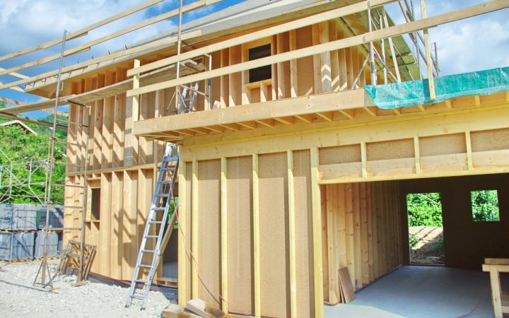 Construction d'une maison ossature bois avec isolation d'un toit plat