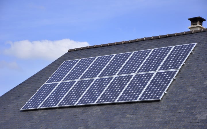 Éléments photovoltaïques posés sur une toiture en ardoise