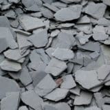 Fragments d'ardoise pollution de l'environnement dû à la présense d'amiante