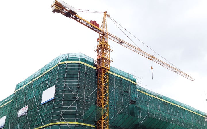 Grue de chantier utilisées pour des travaux sur un immeuble