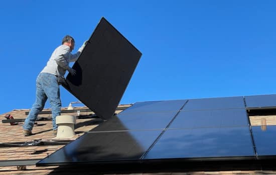 Installation de panneaux solaires sur une toiture