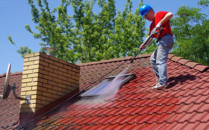 Nettoyage d'une toiture en tuile au karcher