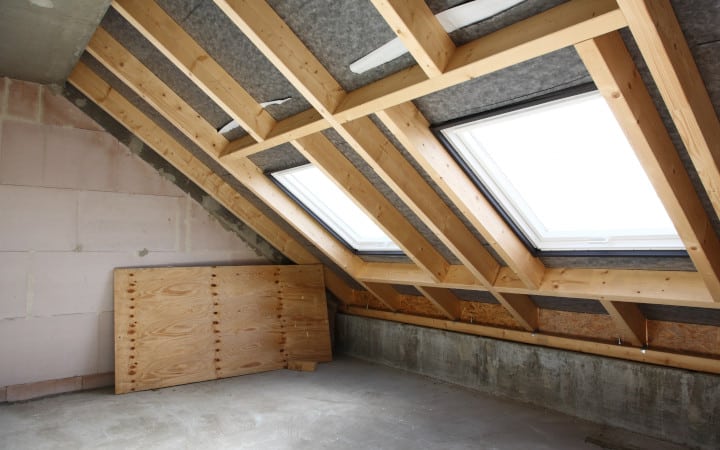Rénovation d'une toiture avec installation de fenêtres de toit