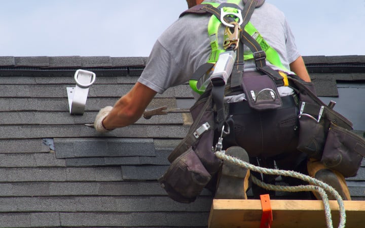 Rénovation d'une toiture par un artisan couvreur