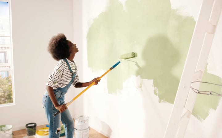 Mise en peinture d'un mur en vert pastel