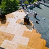 Réfection d'une ancienne toiture de maison avec de nouvelles tuiles
