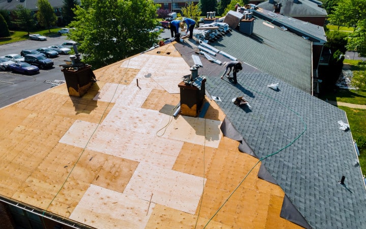 Réfection d'une ancienne toiture de maison avec de nouvelles tuiles