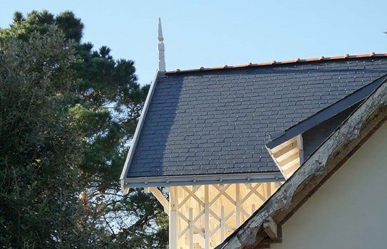 Toit en ardoise sur une maison en cours de construction