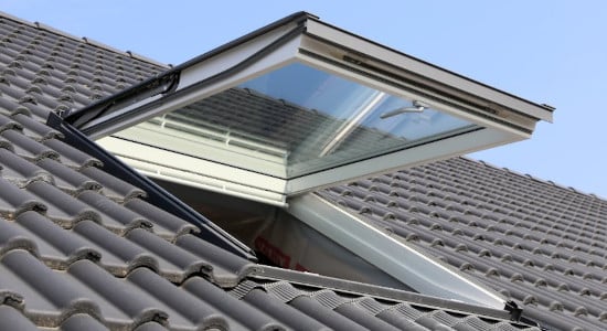 Velux sur toiture tuile grise