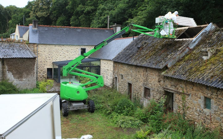 Démontage d'une toiture en fibrociment contenant de l'amiante dans un ancien corps de ferme