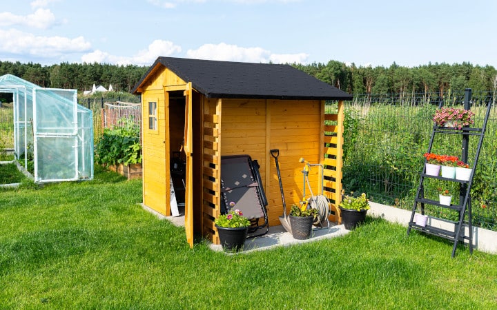 Chat de jardin en bois