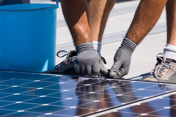 Installation de panneau solaire sur une toiture en ardoise