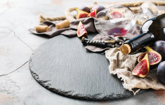 Ardoise utilisée comme présentoir et dessous de plat pour de la déco intérieur