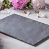 Vieille ardoise rénovée et utilisée pour de la décoration
