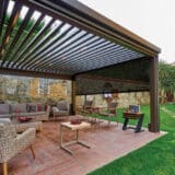 Comment fixer une pergola bioclimatique au sol ?
