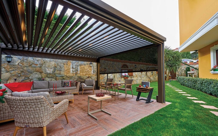 Comment fixer une pergola bioclimatique au sol ?