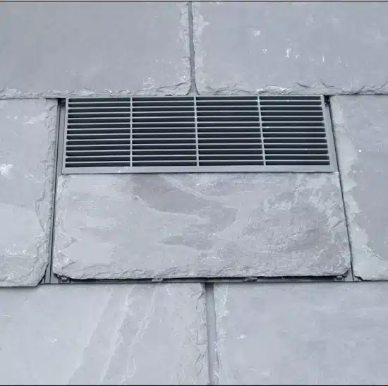 Grille d'aération pour la ventilation d'une toiture en ardoise