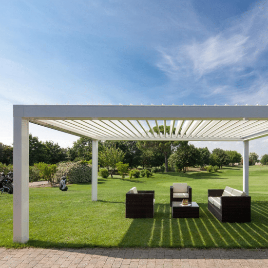 Pergola bioclimatique fixée dans l'herbe