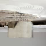 Dégâts des eaux au plafond maison toiture ardoise