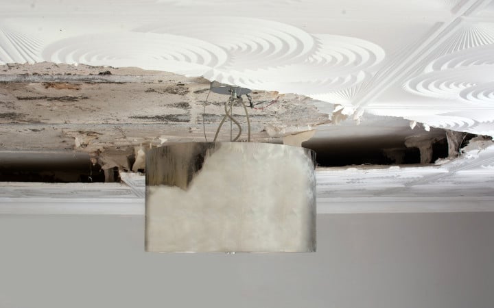 Dégâts des eaux au plafond maison toiture ardoise