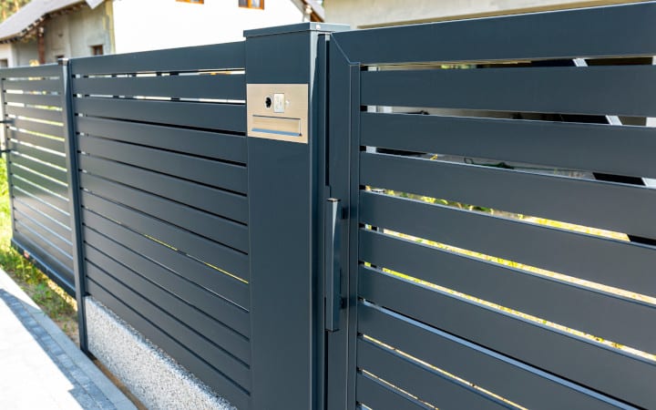 Portail moderne en alu gros anthracite