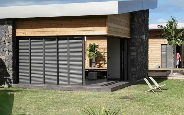 Habiller sa façade de maison avec des volets coulissants design