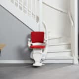 Adapter une maison à étage au vieillissement - Image d'un monte escalier