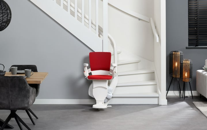 Adapter une maison à étage au vieillissement - Image d'un monte escalier