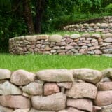 Retenir la terre sur un terrain en pente - mur de soutènement